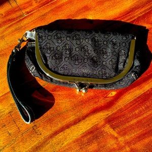 Guess wristlet black